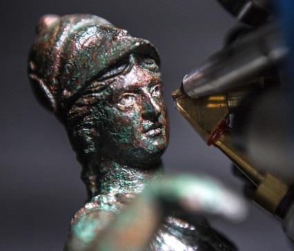 Etude des yeux d’une statuette de bronze avec New AGLAÉ. © Christophe Hargoues / C2RMF / CNRS Photothèque - Trésor du forum de Bavay