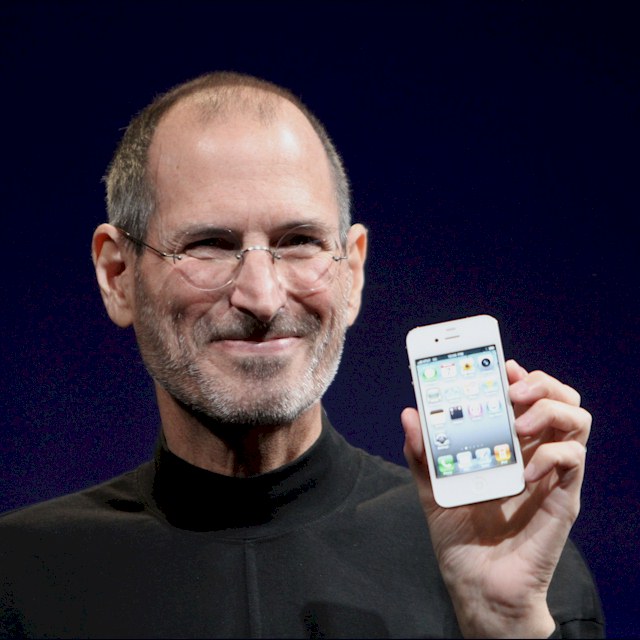 Steve Jobs présentant l'iPhone 4 en blanc lors de la Keynote du 7 juin 2010
