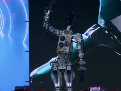 Robot Optimus Elon Musk